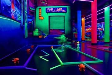 Das erste 3D Schwarzlichtminigolf im Rhein-Main-Gebiet mitten in der Mainzer Altstadt, Bild 1