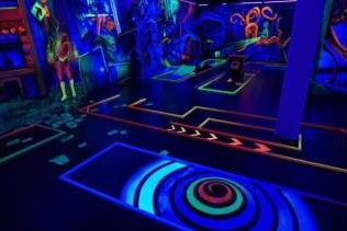 Schwarzlicht Minigolf Kindergeburtstag in Mainz - zentral gelegen und beliebt bei Kid, Bild 1